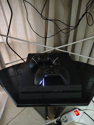PlayStation 4 (PS4 Fat) κονσόλα 500GB μεταχειρισμένη με 2 χειριστήρια, μόνο ψηφιακή