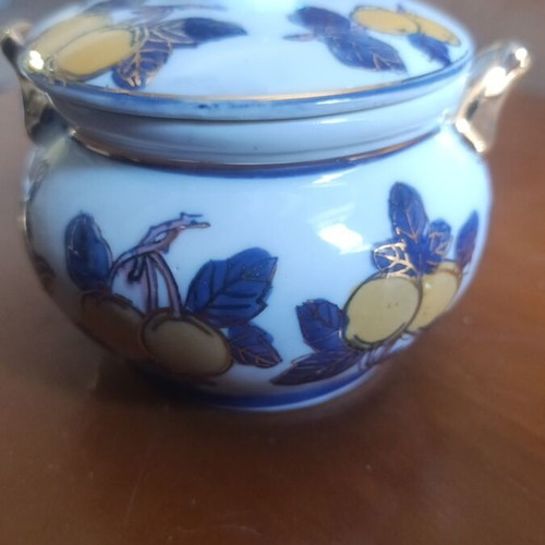 Porcelain Macao vintage covered jar with fruit decoration