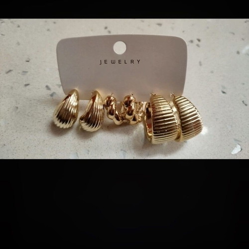 Earring set new, gold tone