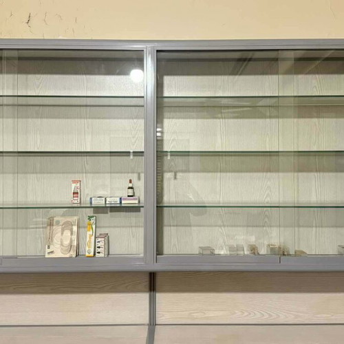 Display cabinet with glass shelves like new, metal frame