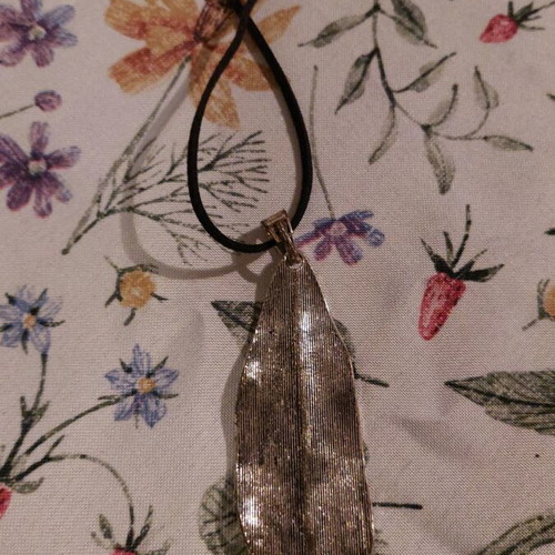Long leaf necklace like new, unworn