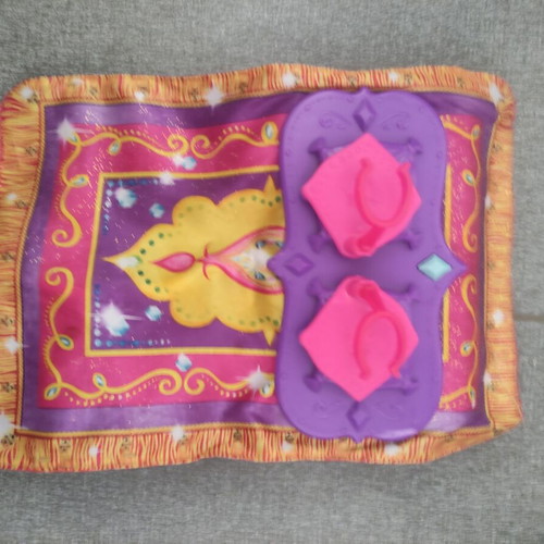 Shimmer & Shine magic carpet like new with 4 dolls