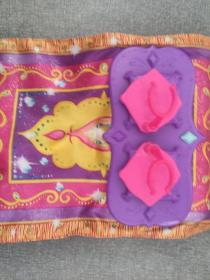 Shimmer & Shine magic carpet like new with 4 dolls
