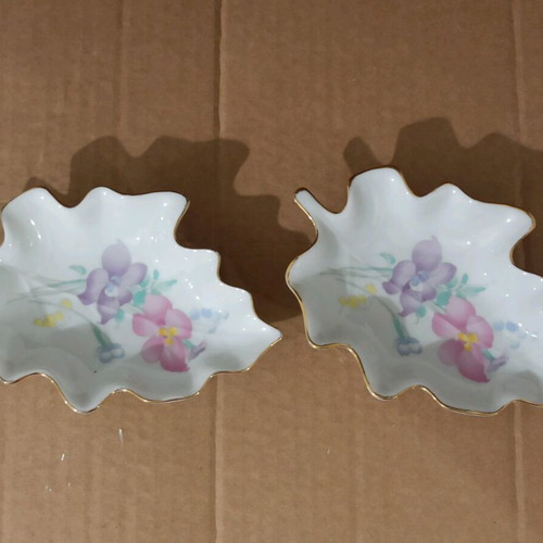 Japanese porcelain bowls like new, leaf-shaped with flowers, set of 2