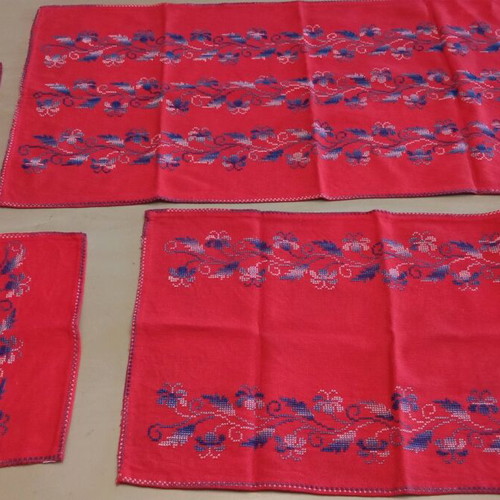 Table linens large and small with 2 napkins new