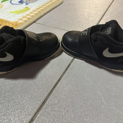 Nike Team Hustle D 8 baby shoes size 23.5, black with silver logo