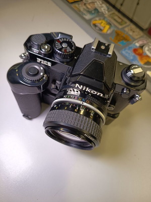Nikon FM2n 35mm огледално-рефлексен фотоапарат с обектив 28mm f/2.8 AI-S и моторен привод MB-D12