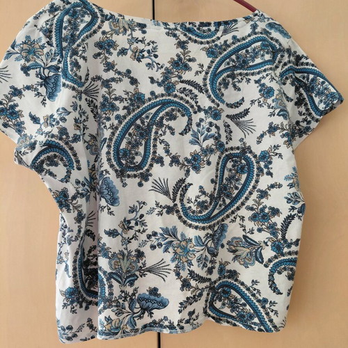 H&M crop top medium like new, white and blue paisley