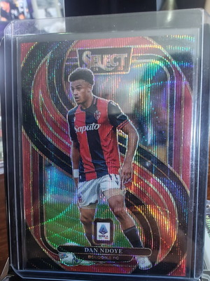 2024-25 Panini Select Serie A κάρτα ποδοσφαίρου Dan Ndoye Red Wave Prizm Bologna FC