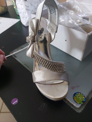 Sandals used, gray size 37 with oxidation from moisture