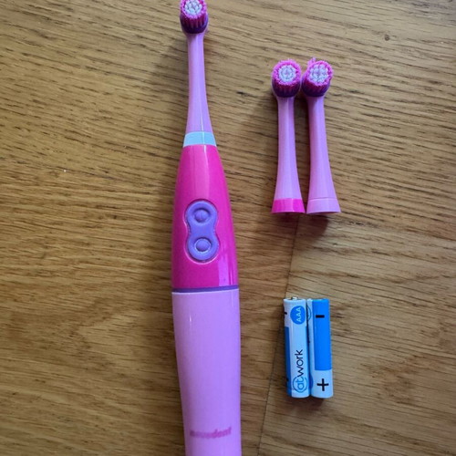Nevadent electric kids toothbrush like new with replacements and batteries