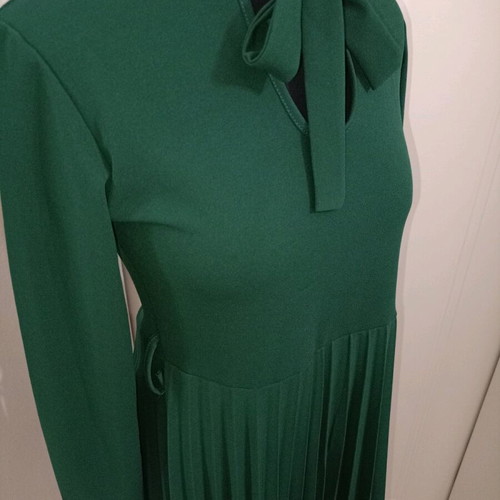 Midi dress green like new, size M, winter style