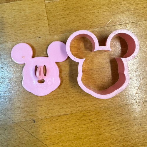 Plastic Mickey & Minnie Mouse fondant cutters set of 2 like new