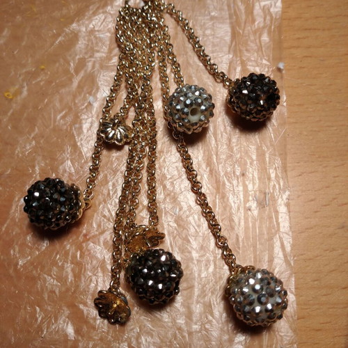 Hanging accessory with chains and balls with rhinestones