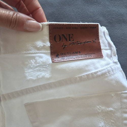 One Teaspoon white high-waisted denim shorts like new, size 28