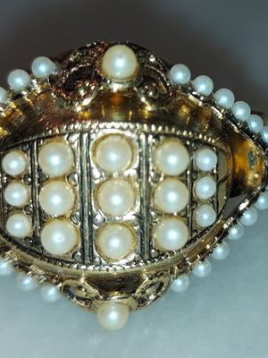 Vintage hair clip like new, white and gold
