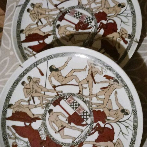 Set of 2 porcelain plates like new, decorative tabletop and wall