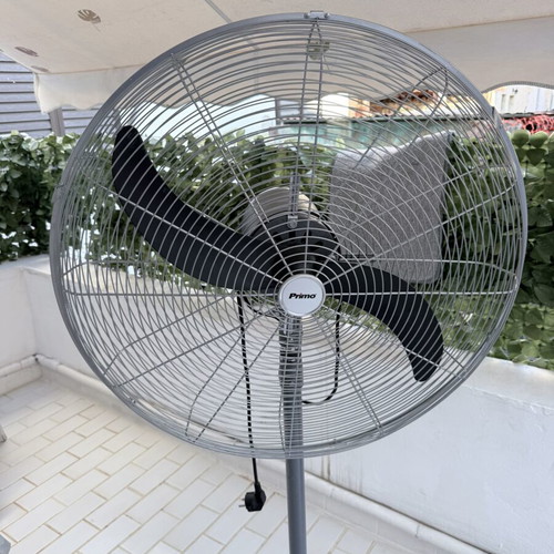 Outdoor fan like new with three speeds, very powerful