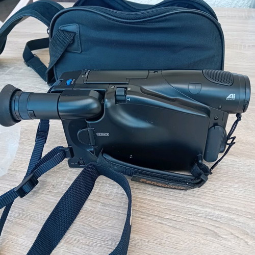 Panasonic VHS-C MVIE Camera NV-R10 video camera like new