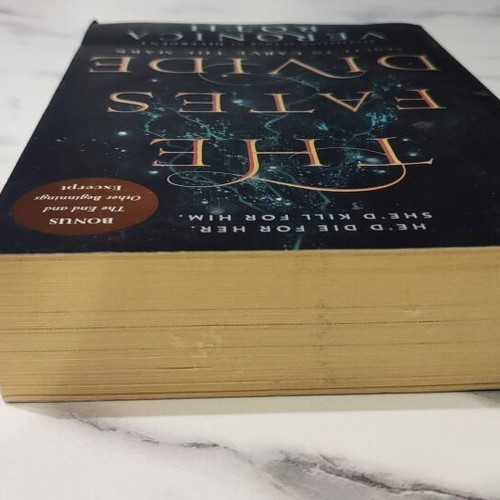 The Fates Divide book like new, Veronica Roth