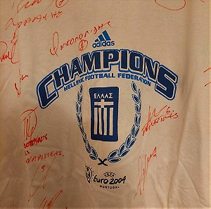 Euro 2004 champion με τις υπογραφές των παικτών.