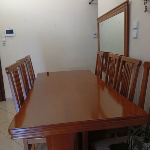 Wooden dining set with 8 chairs like new, classic design