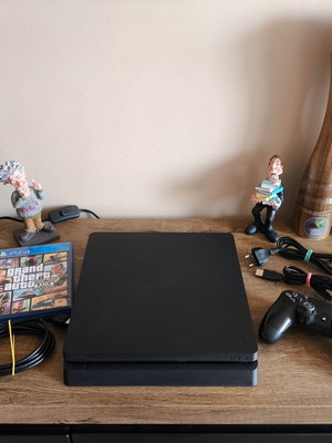 PlayStation 4 Slim like new 500GB with Grand Theft Auto V game gift