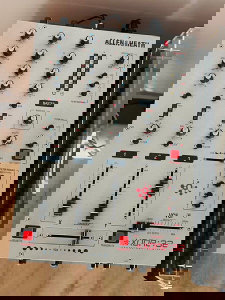 SILBER Allen & Heath Xone 32 Silber