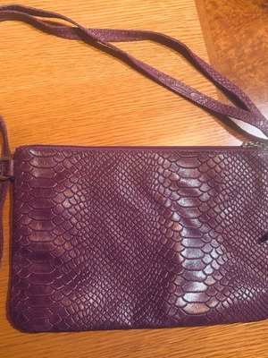 Women's leather purple handbag like new, multipurpose