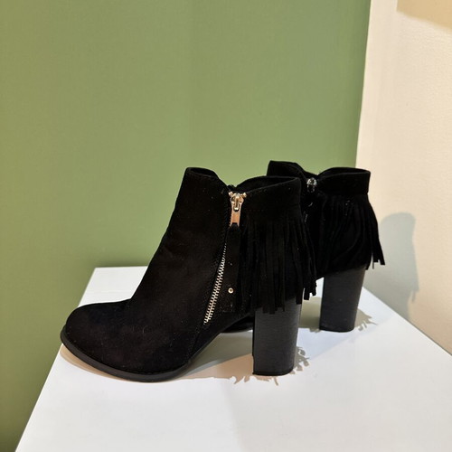 Black ankle boots with fringes and thick heel size 39 used