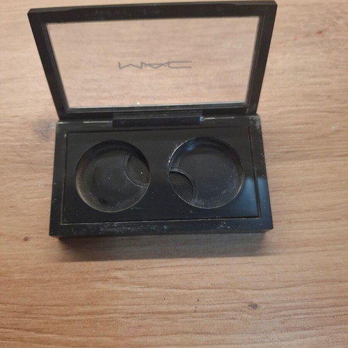Mac magnetic eyeshadow case for 2 shadows like new