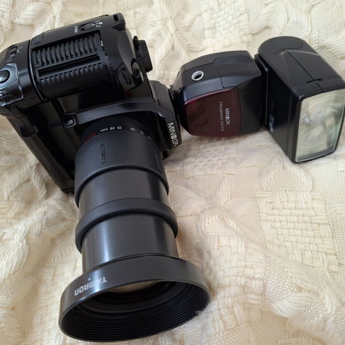 Minolta Dynax 600si Classic Black camera like new with lens and genuine flash