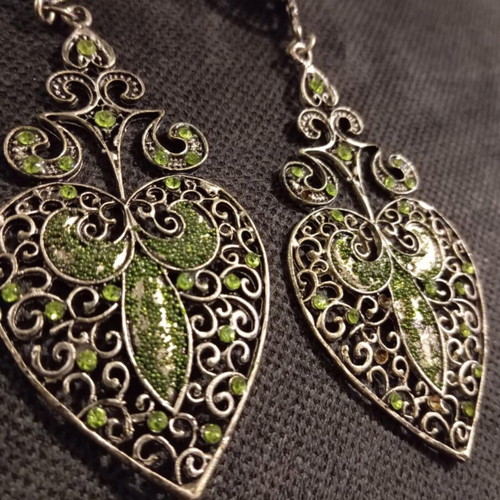 Earrings used with green details, vintage design