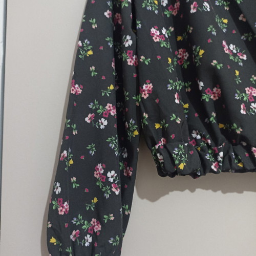 Floral cropped blouse new, black