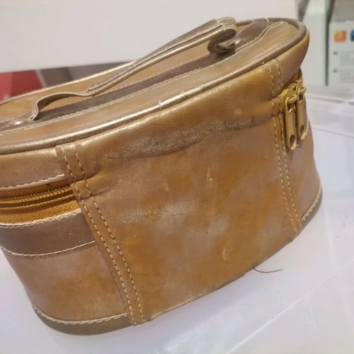 Women's toiletry bag used with mirror and zipper