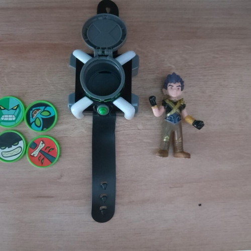 Ben 10 wrist toy with figure and round discs used