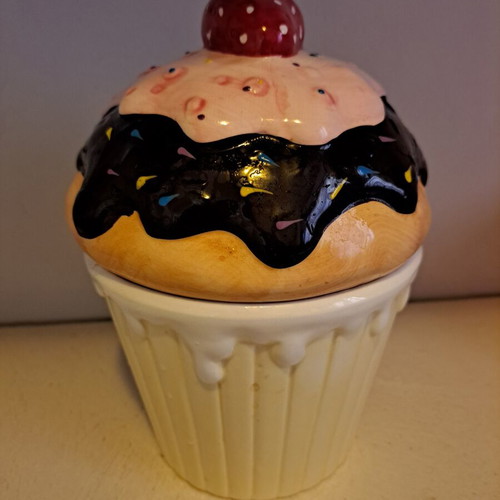 Ceramic cupcake cookie jar with glossy finish