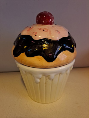 Ceramic cupcake cookie jar with glossy finish