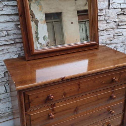 Wooden dresser set with mirror, like new, 4 drawers