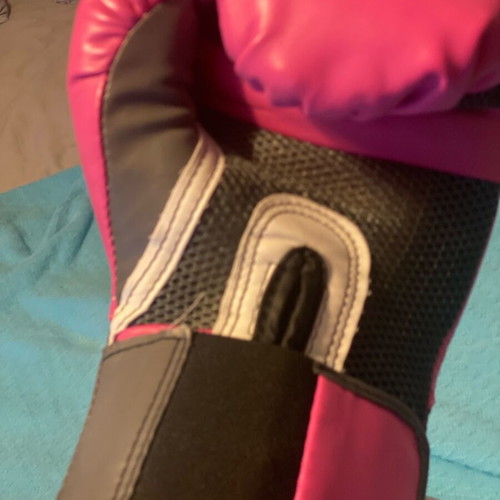 Women’s boxing gloves like new with free hand wraps