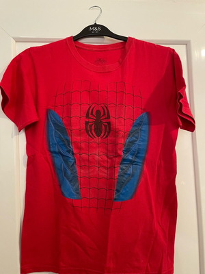 Universal Studios Spider-Man κόκκινη μπλούζα S με υφή και σχέδιο μεταχειρισμένη