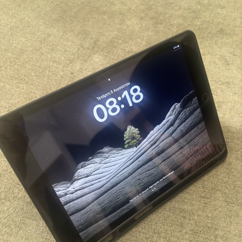 iPad 9th gen 64GB WiFi like new with fingerprint sensor