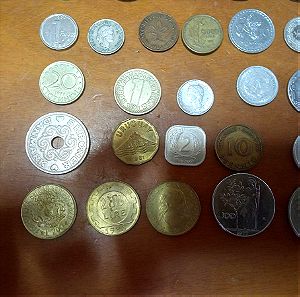 Διάφορα νομίσματα από διάφορες χώρες