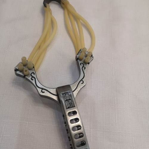 Metal Combat Hunting Slingshot new with 8 rubber bands