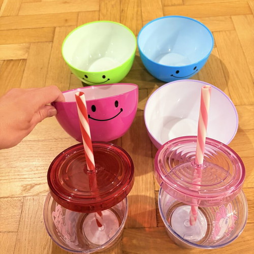Set of 2 plastic cups and 4 serving bowls for kids like new