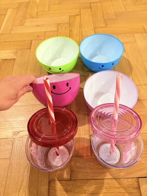 Set of 2 plastic cups and 4 serving bowls for kids like new