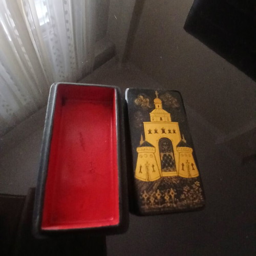 Small old Russian wooden lacquer box handpainted, like new