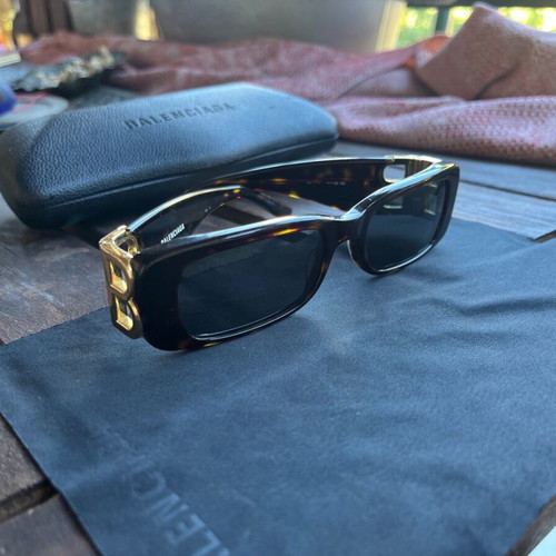 Balenciaga Limited Edition sunglasses like new with animal print