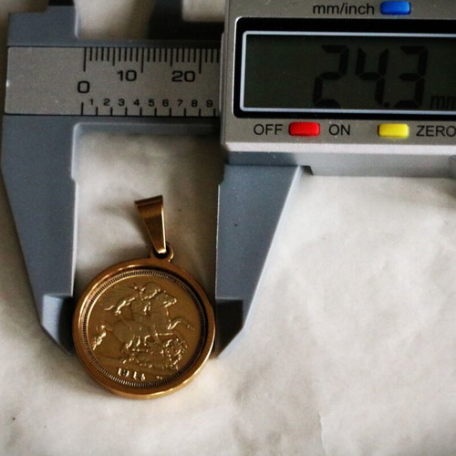 Pendant English Lira 24K gold plated King George in case wreath