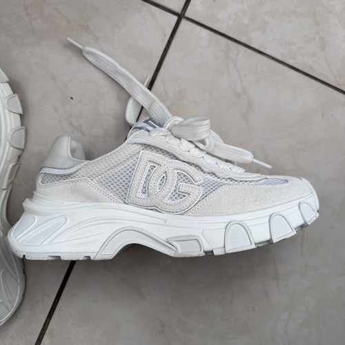 White athletic shoes size 38
